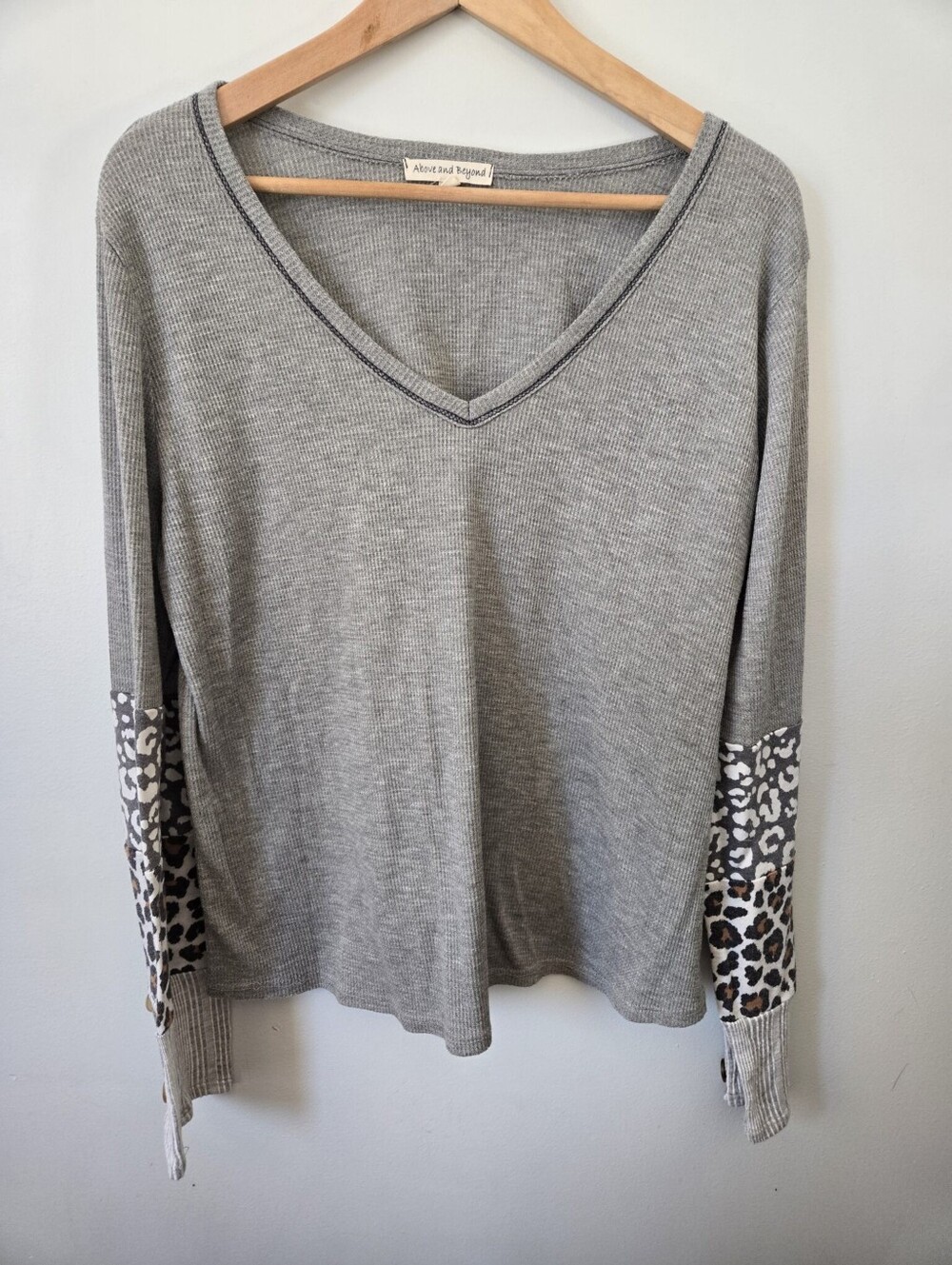 🎁 ABOVE AND BEYOND V-Neck Long Sleeve Top - Gray with Leopard Accent